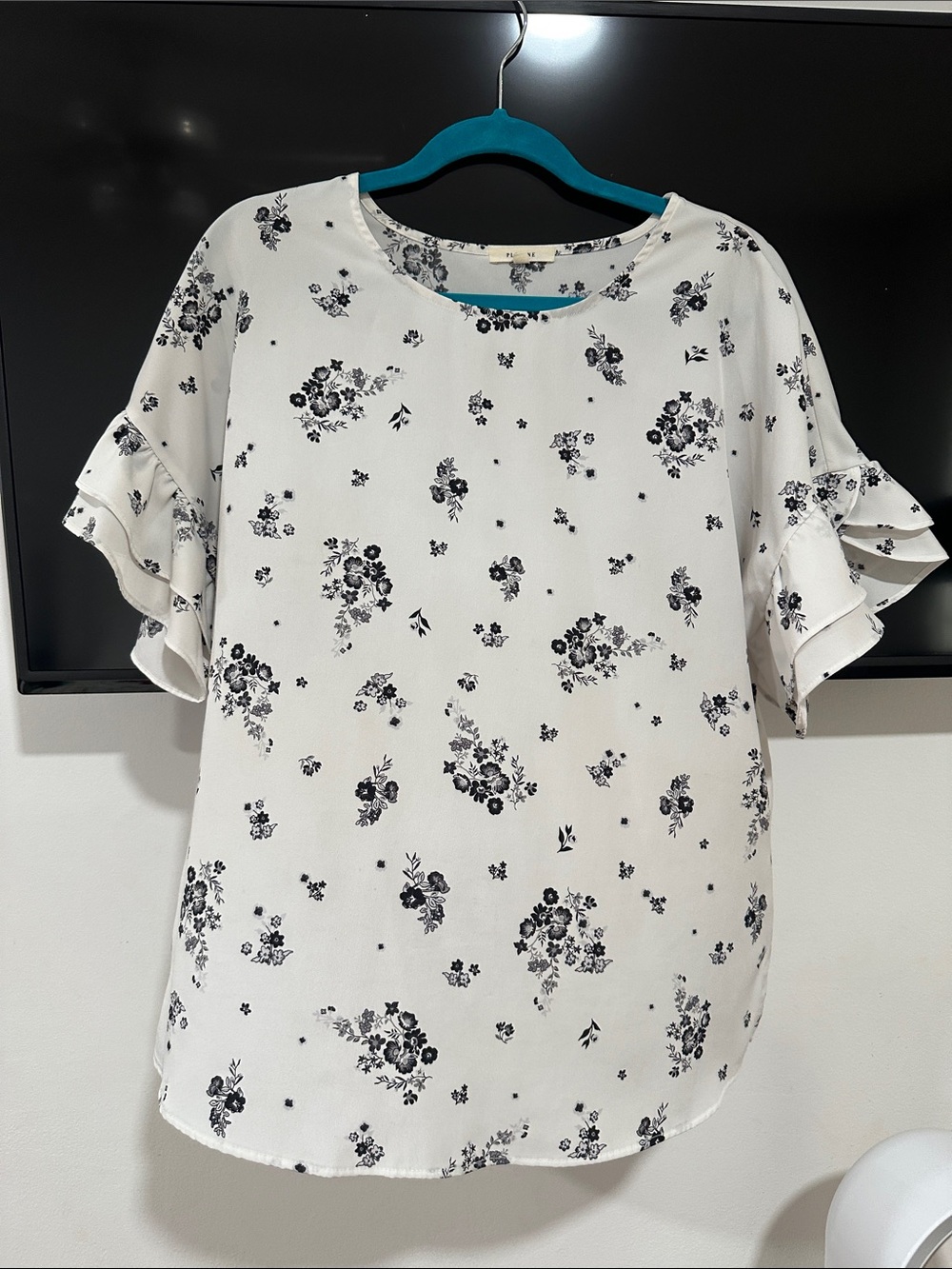 Women’s White Floral Ruffle Sleeve Blouse